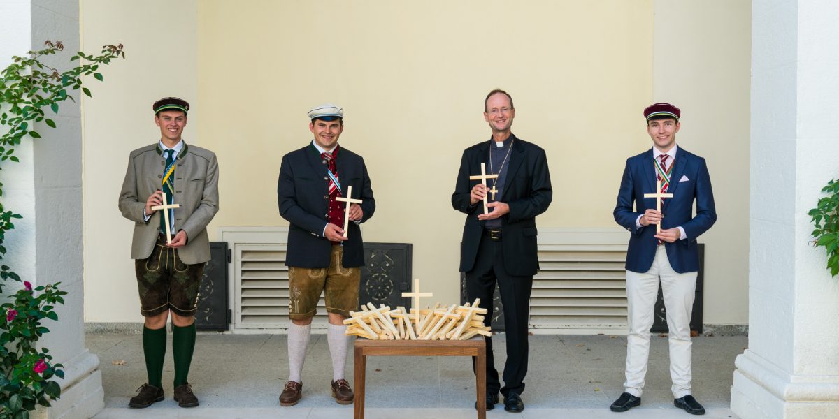 Jugendbischof Turnovszky segnet Kreuze für den MKV