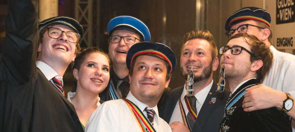 Gruppe von Farbstudent:innen bei einem Selfie.