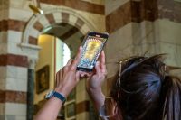 Zwischen Smartphone und Sakralraum: Warum religiöse Bildung wichtiger denn je ist. © UNSPLASH.COM/ETIENNE-GIRARDET